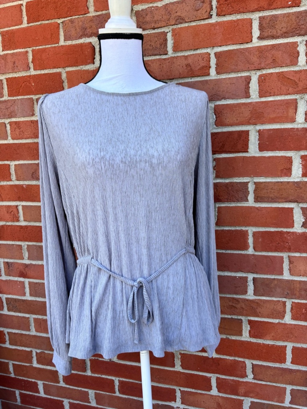 Banana Republic Long Sleeve Tie Waist Light Gray Crepe Top Womens Small